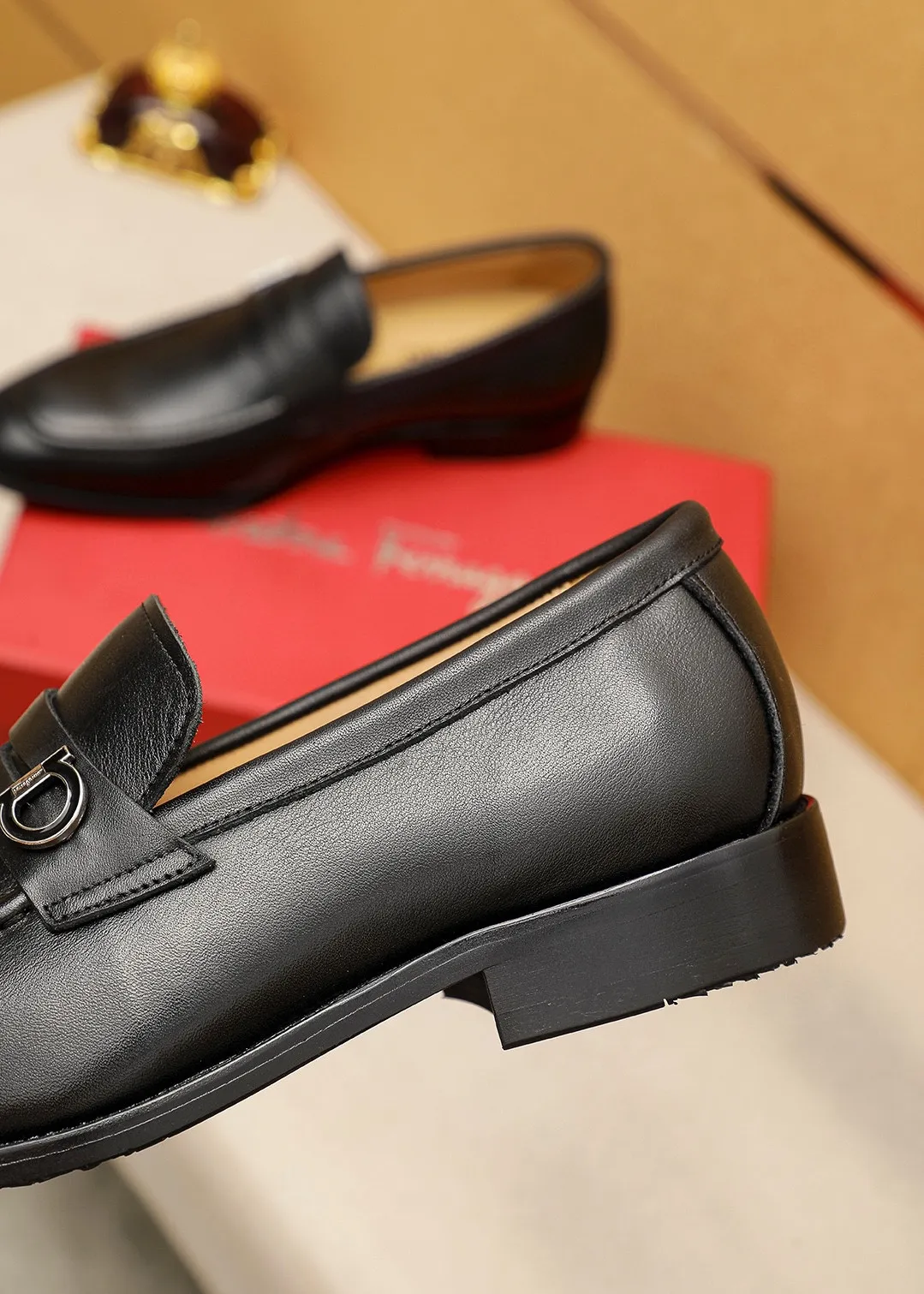 Men's shoes 💰460 💐 Product trademark: Ferragamo "Ferragamo" casual leather shoes Regular size: 38-44 (45.46🉑️customized) Product materials: Selected imported first-layer calfskin upper + luxury hardware buckle, imported water-dyed cowhide leather lining. Strong three-dimensional visual effect, original outsole color: 2⃣️seed leather materials optional